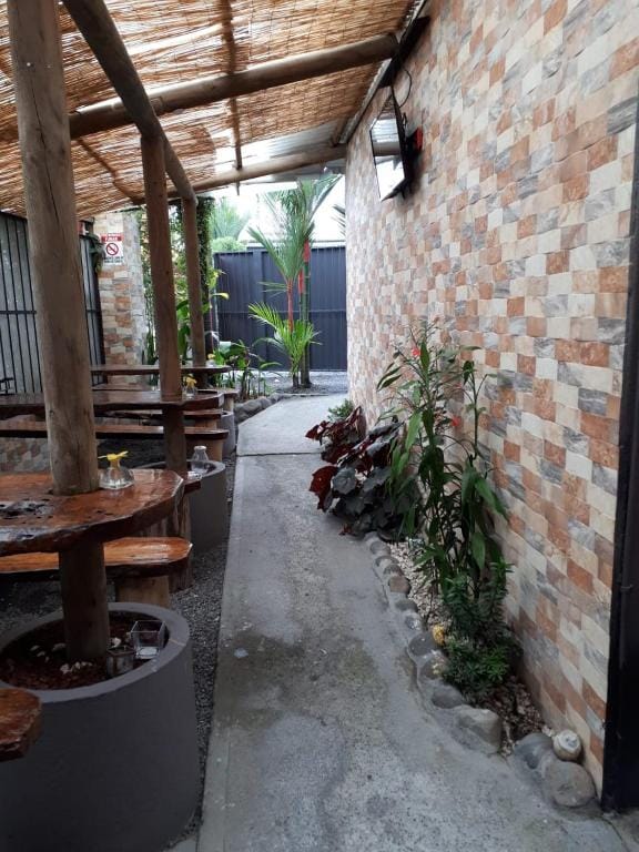 Hotel y Cabinas del Trópico — 1