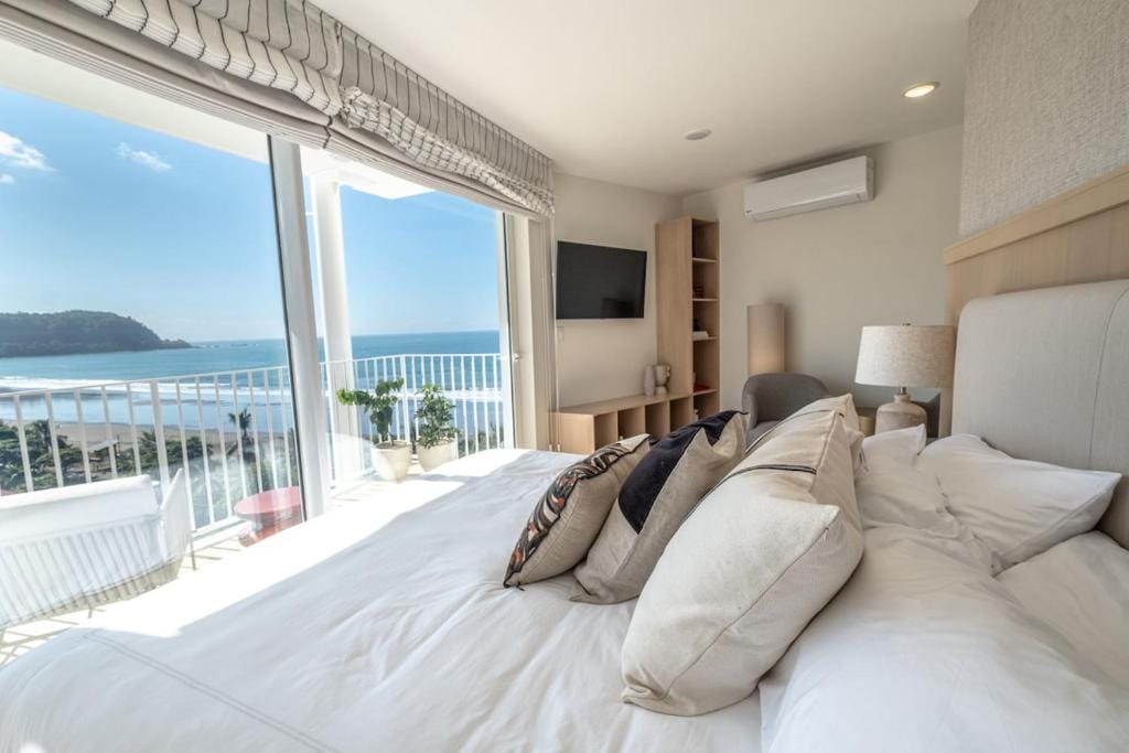 Stylish 1-BR Oceanfront Condo with Panoramic Views — 2