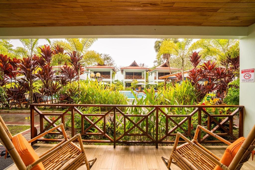 Bungalows Beachfront Hotel — 1
